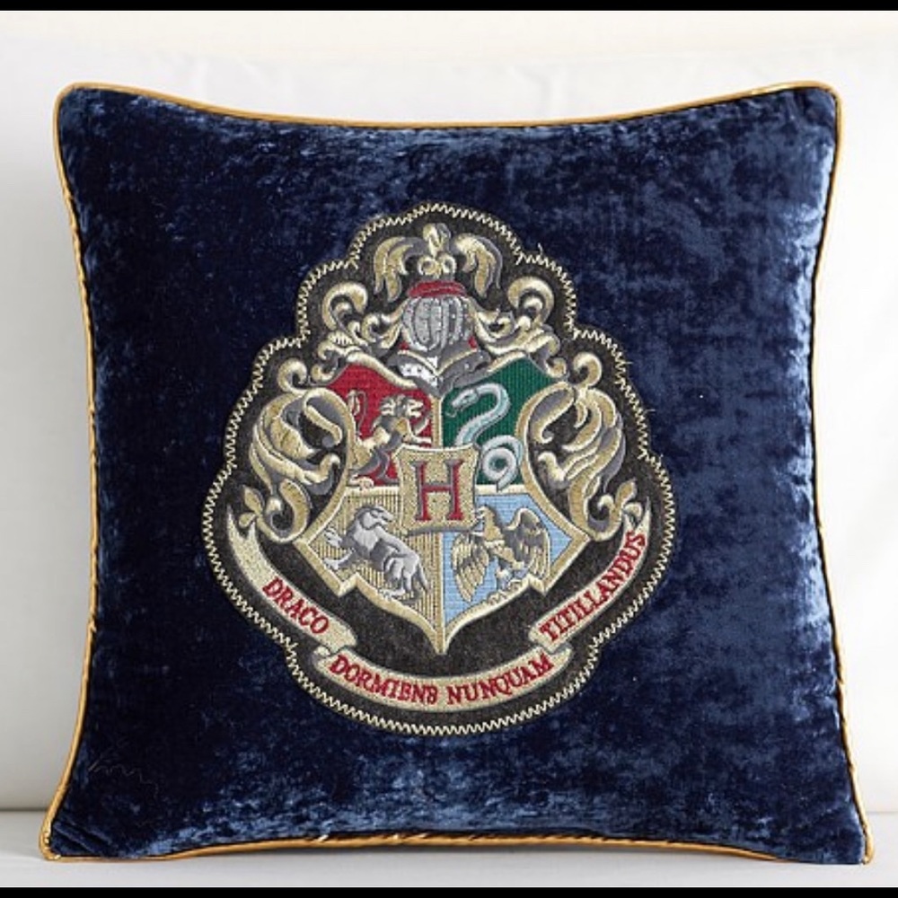 Harry Potter New NIP Pottery Barn Kids Hogwarts Crest Navy Velvet Pillow 16”x16”